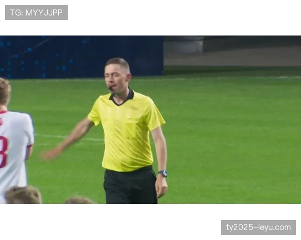 裁判为何举手不吹哨？间接任意球手势规则拆解