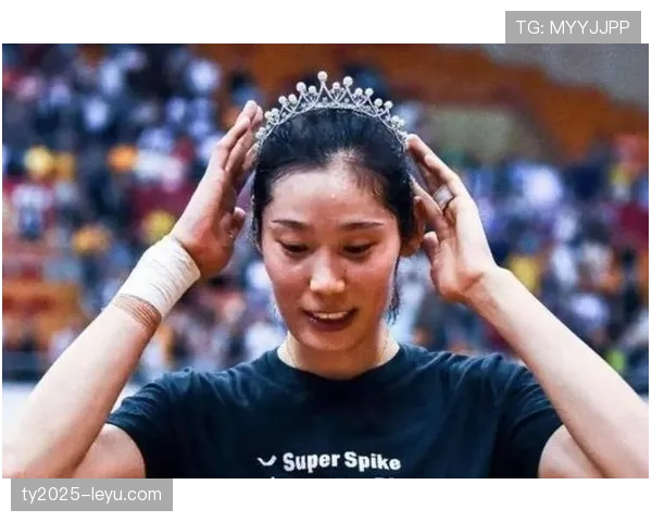 看到朱婷排队买咖啡，手腕上的表比我三年存款还显眼